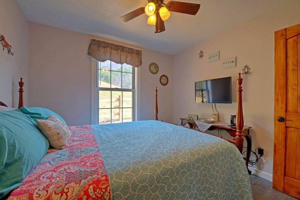 Neue Hütte auf Farm, Whirlpool, Aussicht, Kühe und Esel! in Madison County (NC)