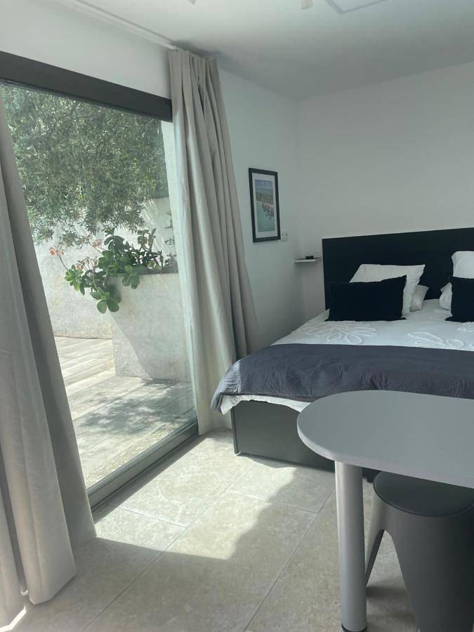 En Plein cœur des calanques à 800 m de la mer hébergement avec Piscine Exclusive in Le Rove, Côte méditerranéenne (France)