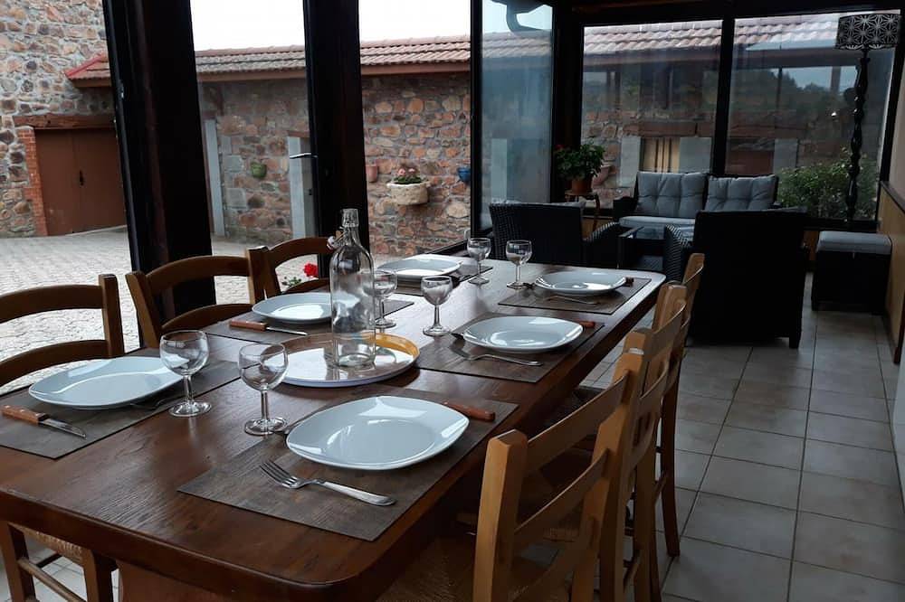 Gîte charmant avec jardin au calme, animaux admis in Saint-Victor-sur-Rhins, Région de Roanne