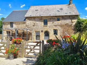 Gîte pour 9 personnes, avec jardin et terrasse dans Val-Couesnon