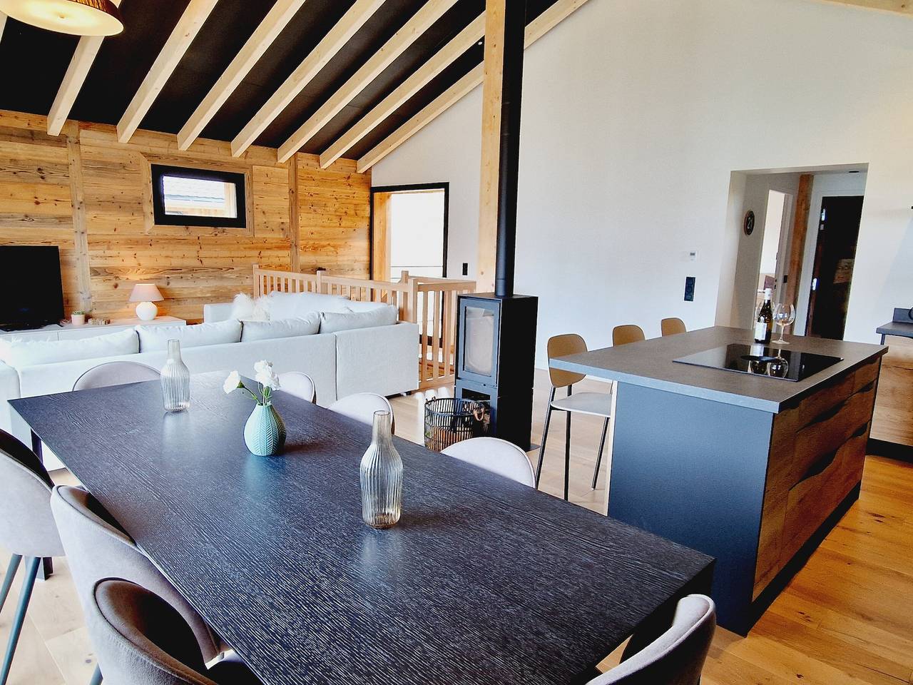 New 2024 chalet for 12 with jacuzzi, ski-room and parking in La Plagne in La Plagne, Aime-la-Plagne