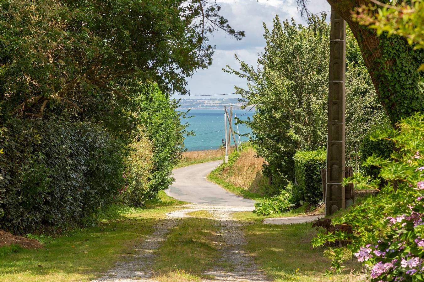 Maison de vacances 'Les Géraniums À 800m Plage' avec terrasse privée, jardin partagé et Wi-Fi in Kerlaz, Région de Châteaulin
