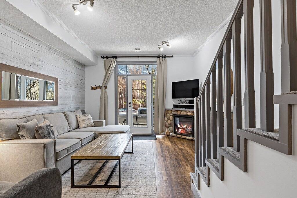 Ein Urlaub erwartet !! Mountain View Eigentumswohnung mit Pool und Whirlpool ** Pet Friend in Canmore, Banff-Nationalpark