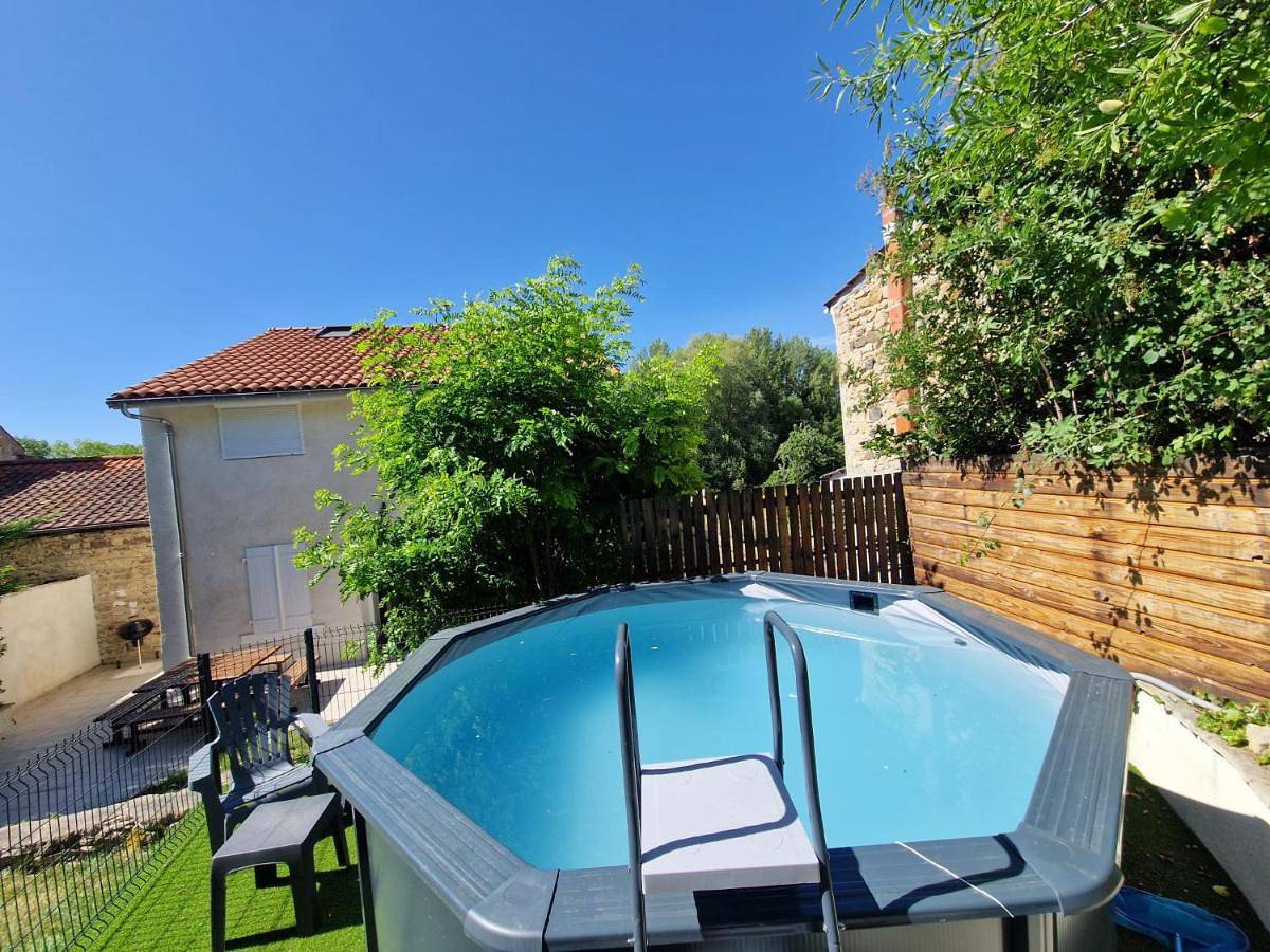 Appartement entier, La Pomerelle #Terrasse#Garage#Piscine in Ludesse, Région de Besse-et-Saint-Anastaise