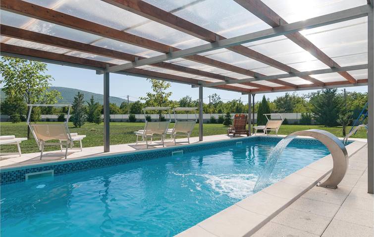 Charmante 209 m² große Wohnung mit Pool, Terrasse und WLAN in Dalmatinisches Zagora