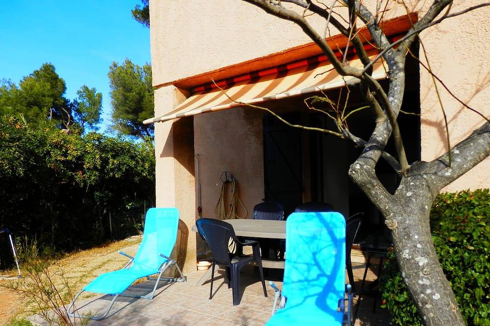 Small detached house with enclosed garden, beach below, sleeps 4 + pet in Sanary-sur-Mer, Mittelmeerküste (Frankreich)