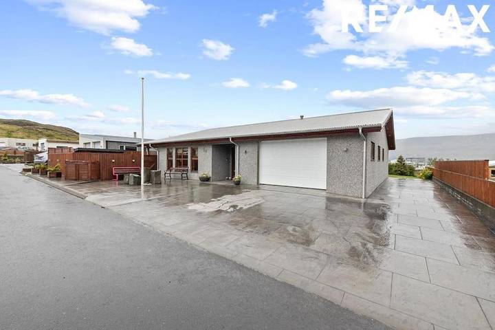 Location de vacances pour 8 personnes, avec terrasse ainsi que jardin et jacuzzi à Mosfellsbær - 4