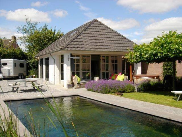 Chalet für 3 Personen, mit Whirlpool und Terrasse sowie Garten und Pool