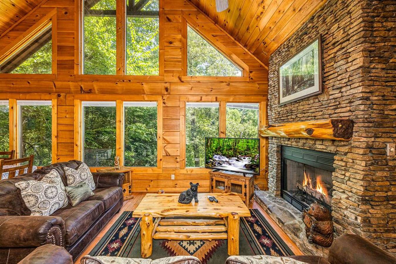 Entire apartment, Secluded 3Br Cabin w Hot Tub Dog Friendly Sleeps12 in Sevier County