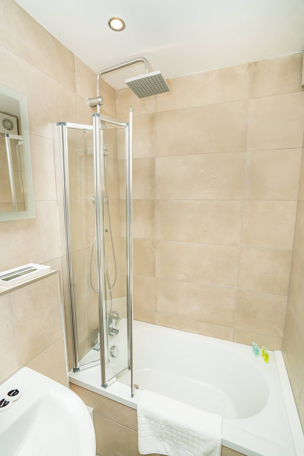 Entire apartment, 2Br Apartment with balcony | Central Cheltenham in Cheltenham, Gloucestershire