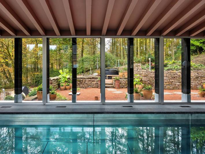Holiday rental for 30 people, with terrace and garden as well as pool and hot tub, child-friendly in Peak District