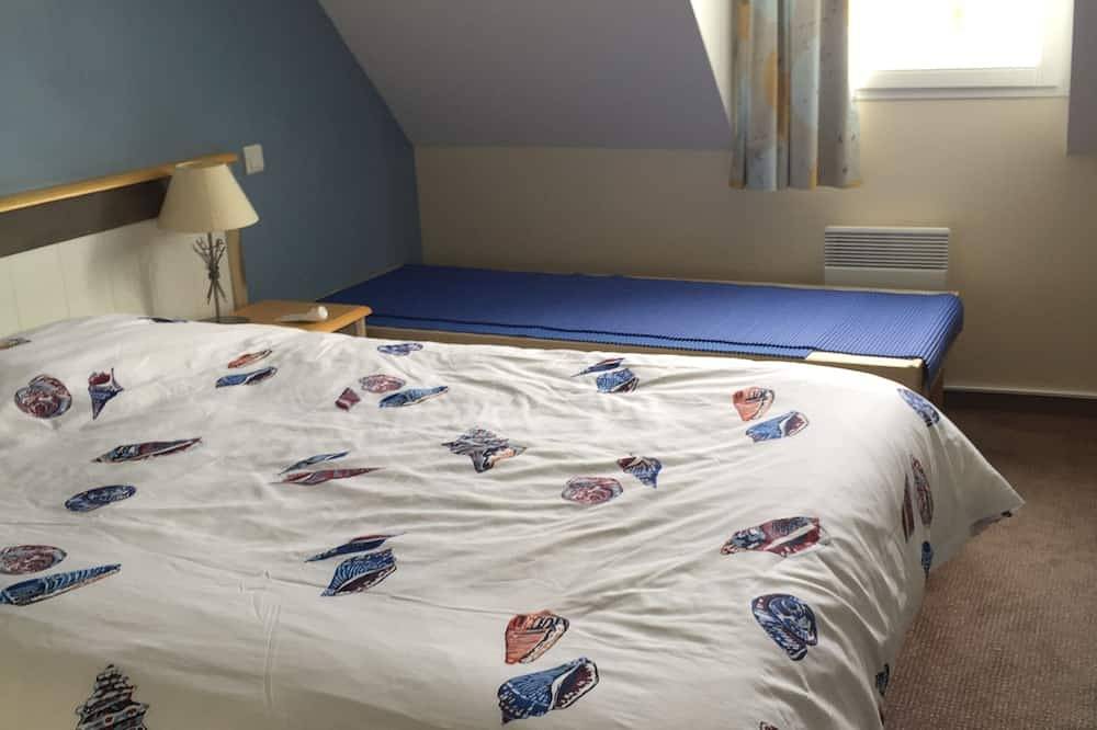 Vacation home 56 m2 in residence with heated pool near beaches in Locmaria, Côte des Mégalithes