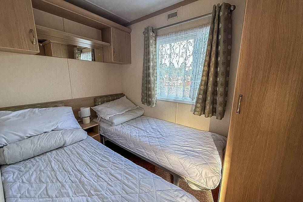 Superb caravan with decking & free Wifi at North Denes Holiday Park in Lowestoft, Sunrise Coast