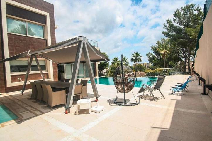 Location de vacances pour 8 personnes, avec piscine ainsi que terrasse et jardin à Palmanova (Espagne) - 4