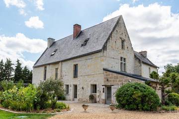 Cottage pour 12 personnes, avec terrasse ainsi que jardin et piscine à Dénezé-sous-Doué