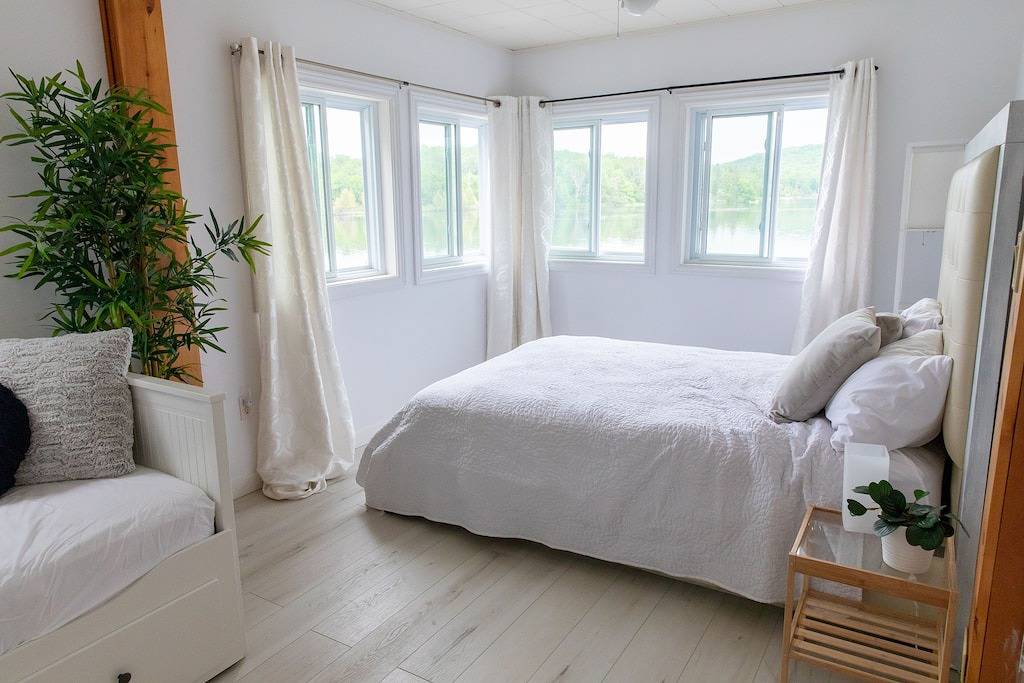 Dream View Redmond Bay Waterfront Cottage in Hastings Highlands, Ontario