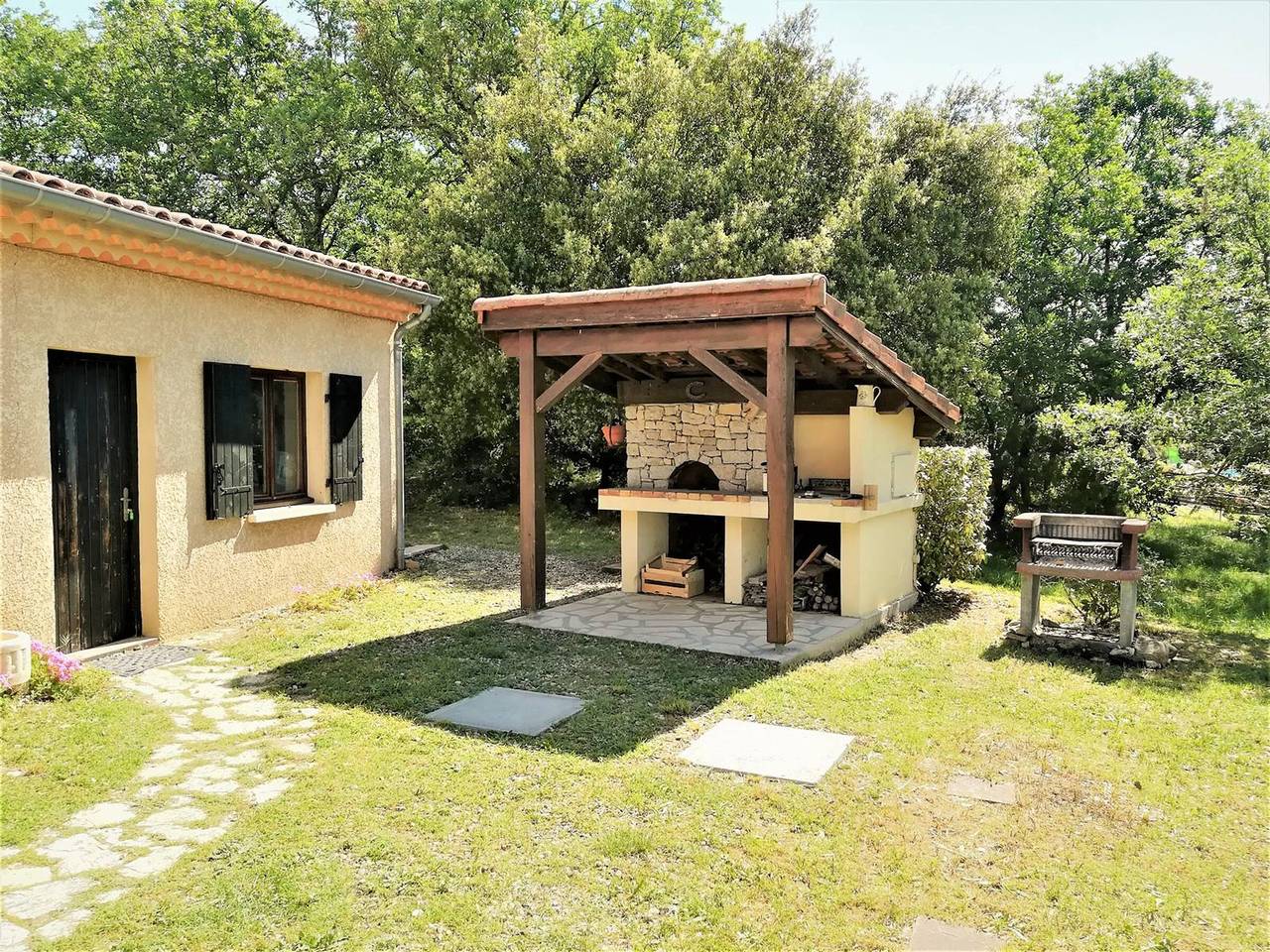 Villa à Lagorce avec piscine privative, 4 chambres, grand terrain, animaux admis, tout confort in Lagorce, Ardèche