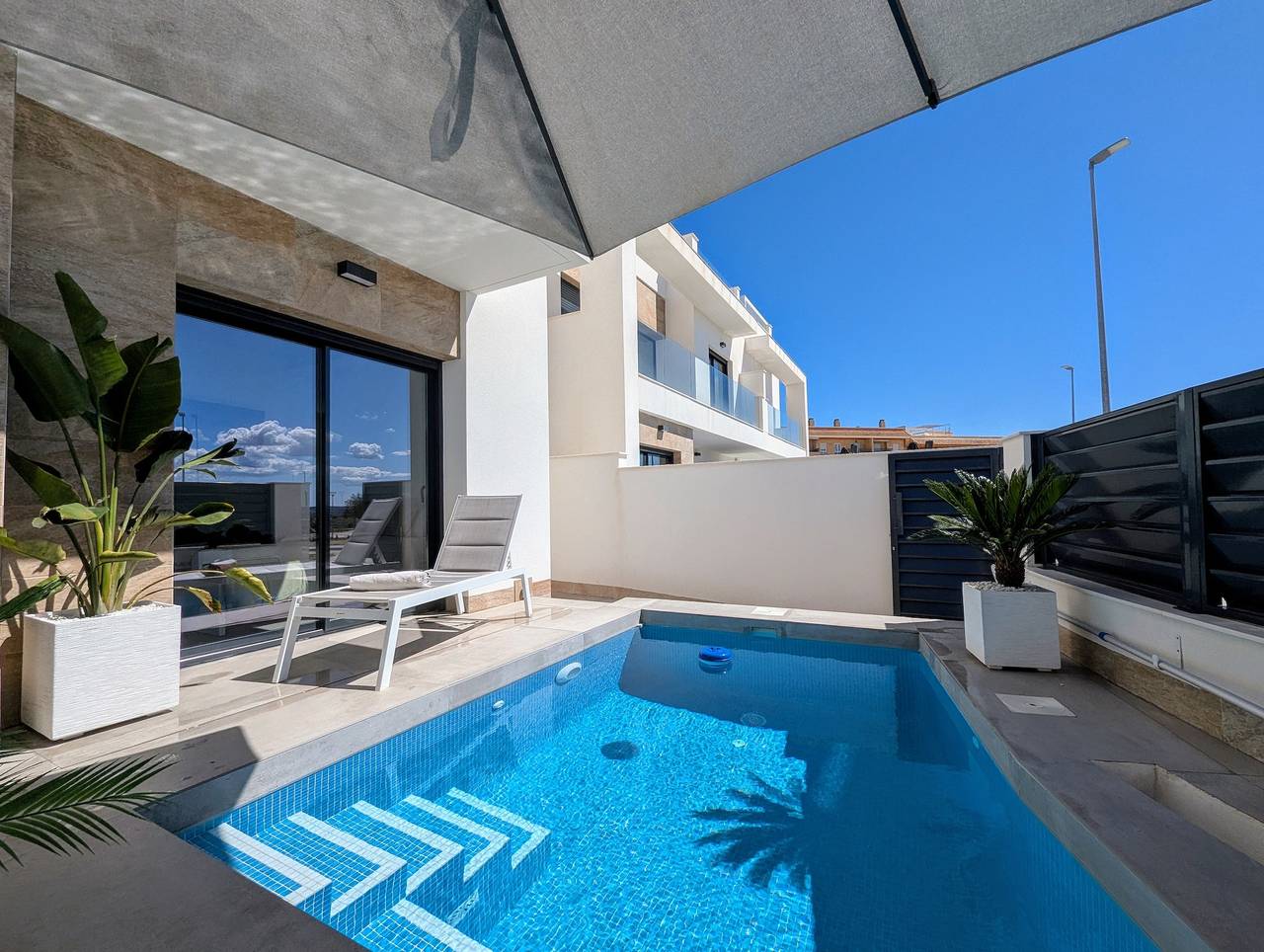 Casa Vacacional 'R-40-C Villa Moderna' con Piscina Privada, Wi-Fi y Aire Acondicionado in Los Montesinos, Costa Blanca