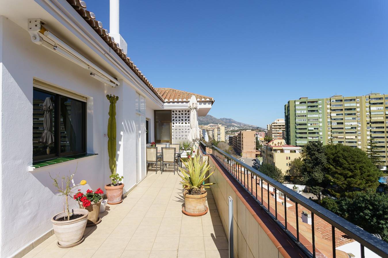 Penthouse Apartment "Acapulco" with Shared Pool, Garden, Terrace and Wi-Fi in Los Boliches, Fuengirola