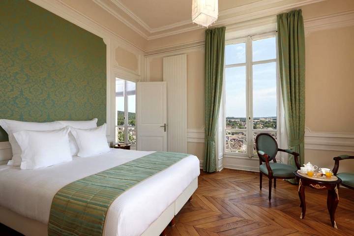 Hôtel pour 2 personnes, avec terrasse ainsi que vue et jardin, animaux acceptés à Rully - 2