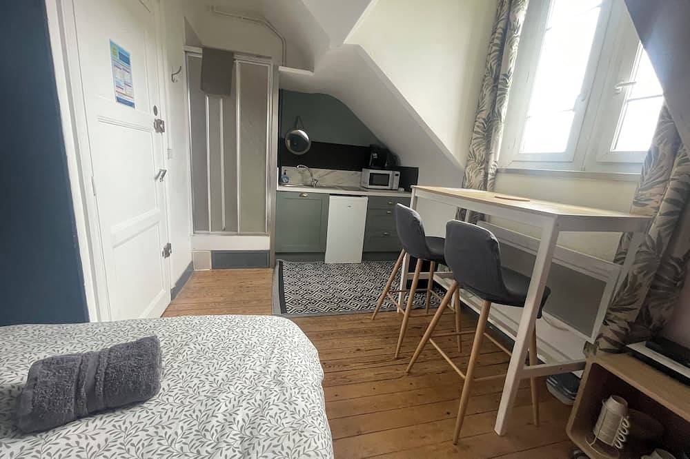 Apartamento entero, !!!Estudio a menos de 50 metros del mar !!!28 € / noche y 35 € / verano para 2 personas in Veulettes-sur-Mer, Región de Dieppe