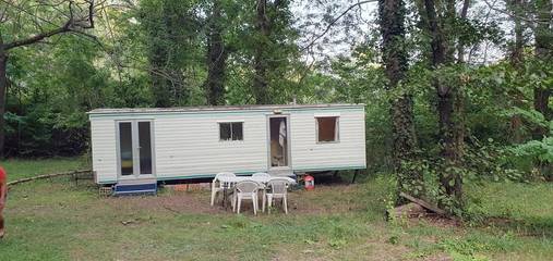 Gîte pour 5 personnes, avec piscine ainsi que vue et jardin à Escaro