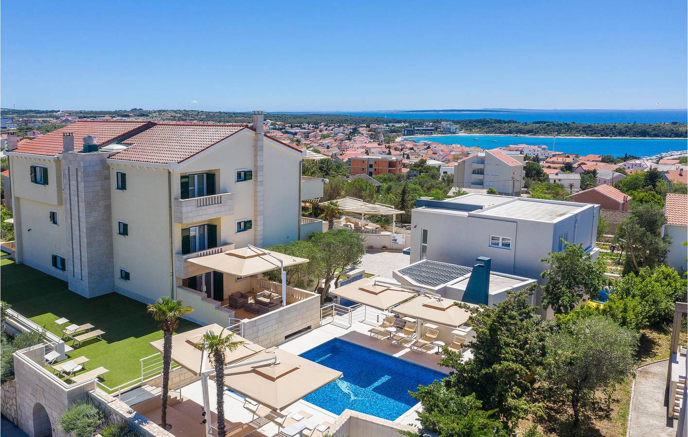 Appartement de vacances entier, Retraite en bord de mer : Wi-Fi, climatisation, piscine et terrasse - À 1 km de la plage ! in Novalja, Pag