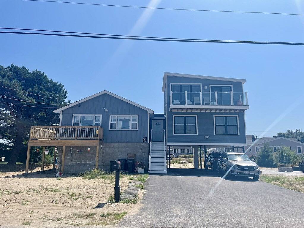 Cozy Costal Cottage ~ Prime Location ~ Just Seconds from Hills Beach! in Biddeford, York County