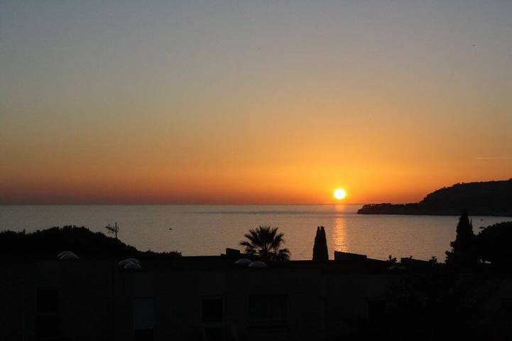 Gîte pour 4 personnes, avec terrasse dans Plage De L Anse De L Arene