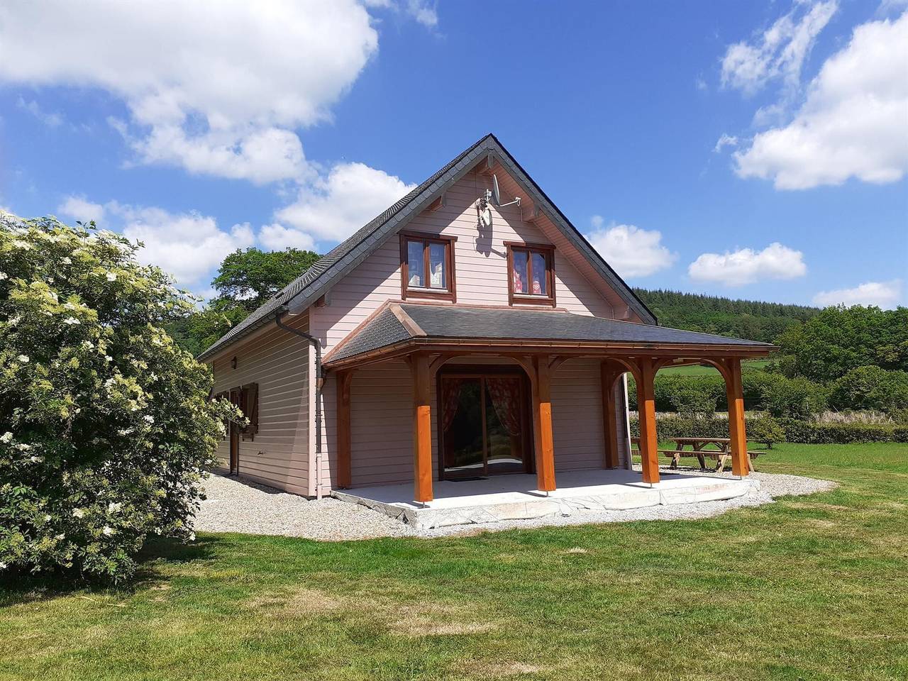 Geräumiges Chalet mit Kamin und Haustiere erlaubt, nahe Morvan-Seen in Gouloux, Naturpark Morvan