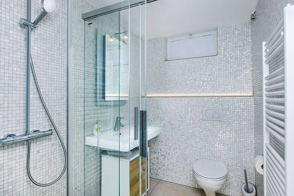 Geheel appartement, \"little lizard\" An apartment for two in Sigriswil, Meer van Thun