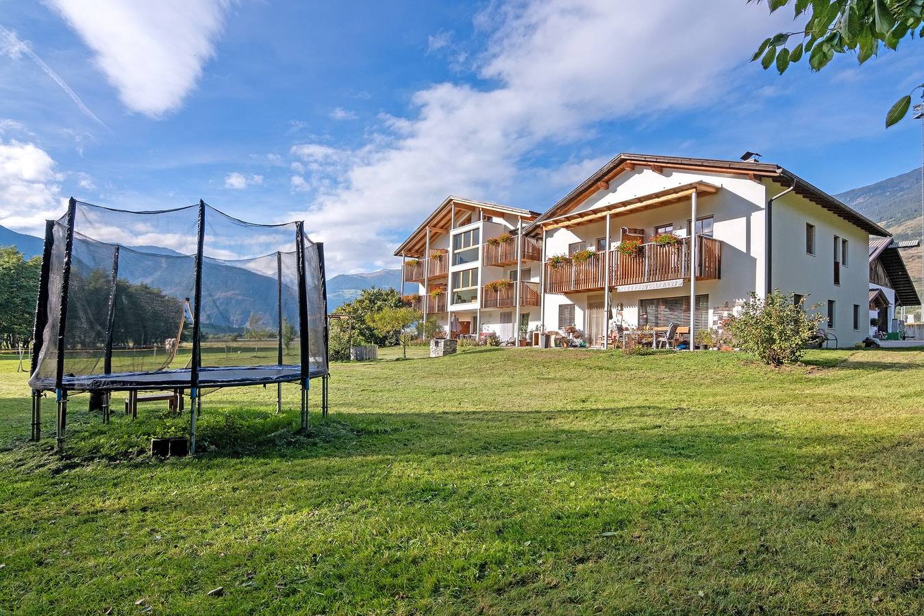 Ganzes Studio, Einzimmerapartment 'Hausergut Topaz' mit Bergblick, Gemeinschaftsgarten und Wi-Fi in Schluderns, Nationalpark Stilfser Joch