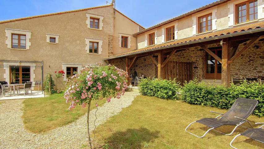 Location de vacances pour 7 personnes, avec piscine et jardin, animaux acceptés à Roussines