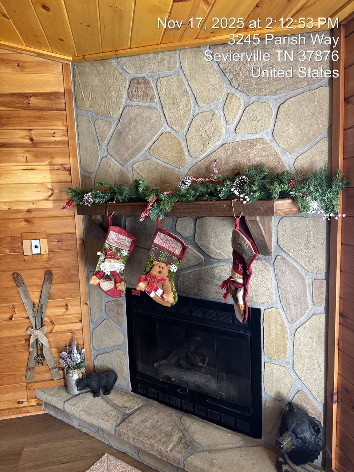 Entire apartment, Romantic Cabin w/Jacuzzi, Hot Tub & Fireplace in Sevier County