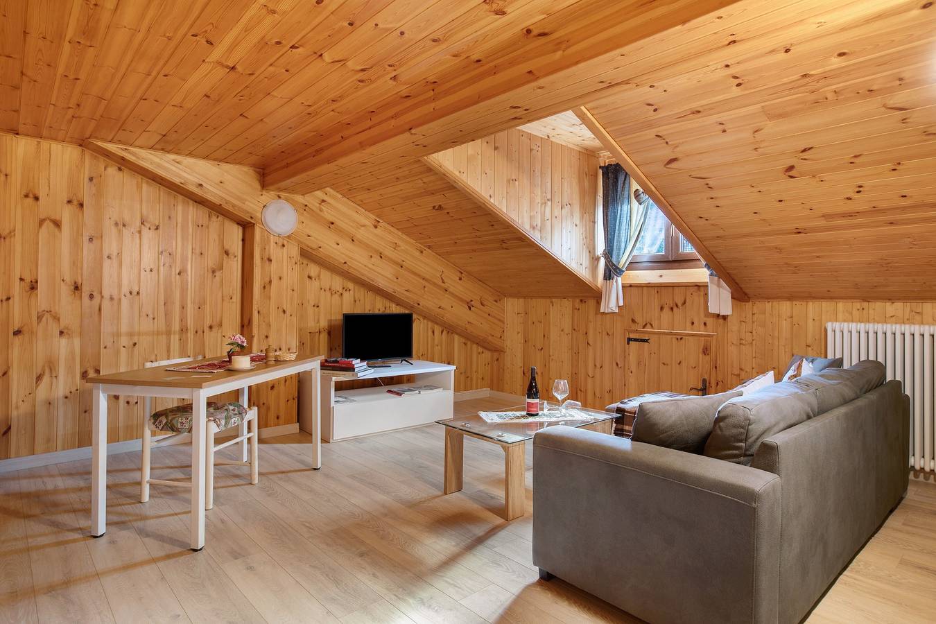 Apartamento entero, Apartamento 'La Casa Vacanze Portigliatti' con vistas a la montaña, terraza privada y Wi-Fi in Cogne (bourg), Cogne