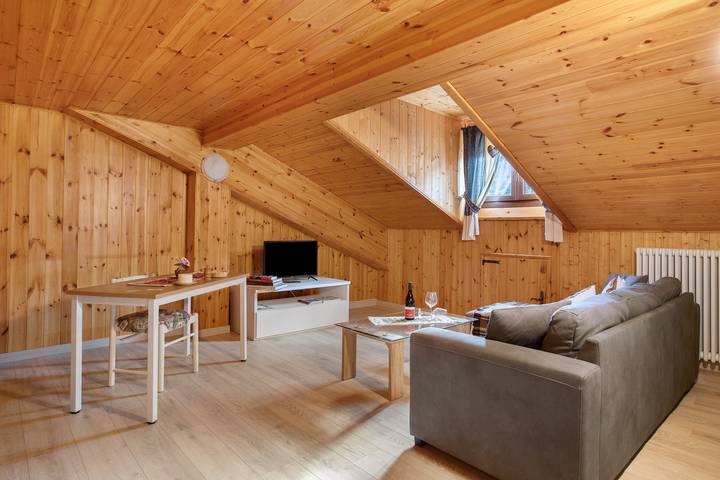 Entire apartment, Apartment 'La Casa Vacanze Portigliatti' with Mountain View, Private Terrace and Wi-Fi in Cogne (bourg), Cogne