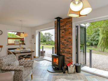 Log Cabin for 2 People in Welton le Marsh, Lincolnshire Wolds AONB, Photo 3