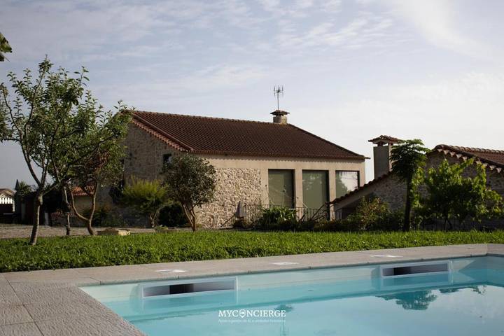 Location de vacances pour 12 personnes, avec piscine ainsi que jardin et vue dans Oliveira de Azeméis