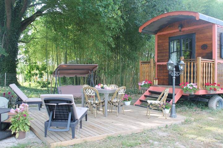 Tente pour 5 personnes, avec Jacuzzi et Terrasse ainsi que Jardin et Piscine