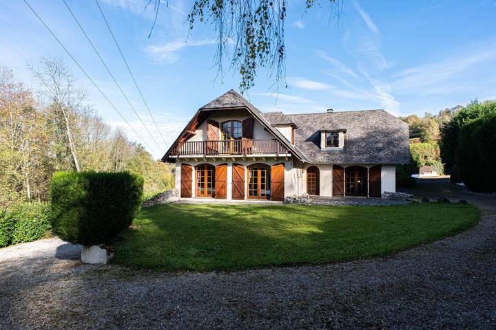 Location de vacances pour 12 personnes, avec jardin et piscine, animaux acceptés dans Golf Country Club de Bigorre