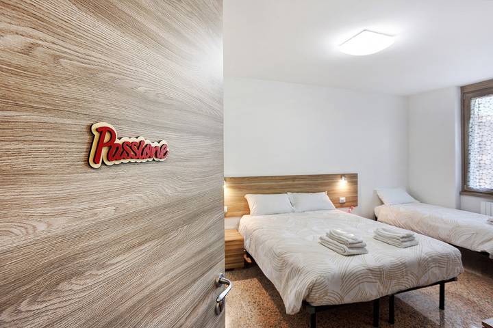 B&B La Promessa – 'Passione' Bedroom with Wi-Fi and Air Conditioning in Pregnana Milanese, Milan Provinsen