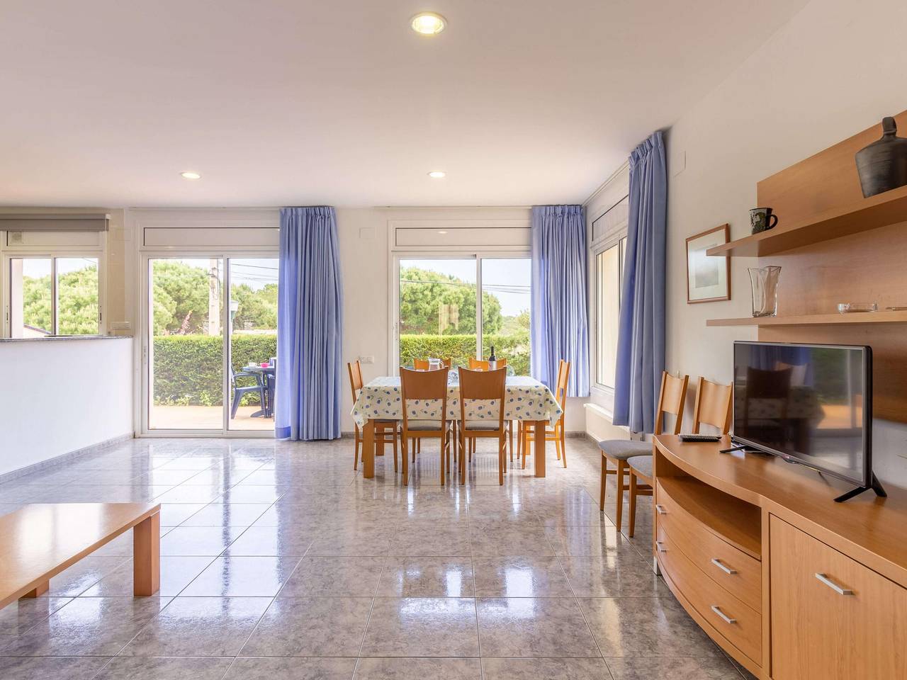 Entire apartment, Bright Ground Floor Apartment with Terrace, Wifi, Garage Near Beach in Llanca, Upper Empordà