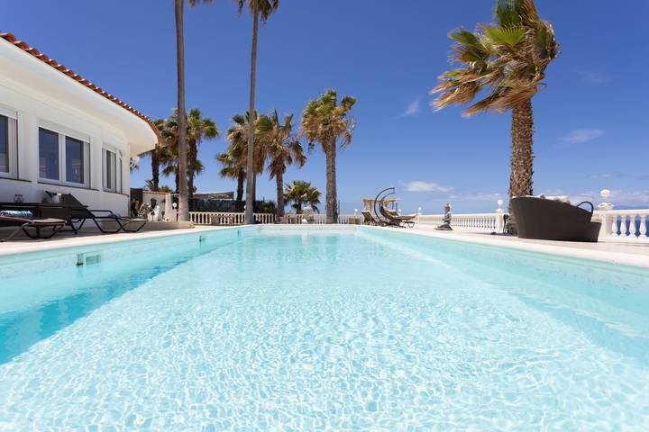 Villa for 4 people, with garden and terrace as well as hot tub in Tenerife