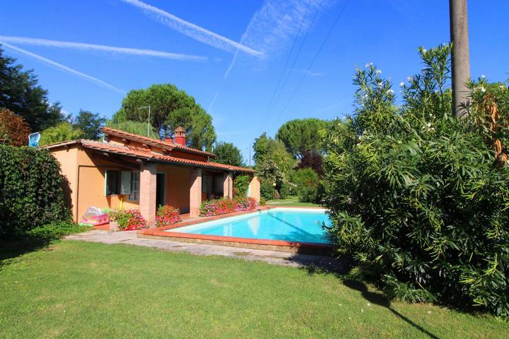 Ferienhaus für 7 Personen, mit Pool und Garten, mit Haustier