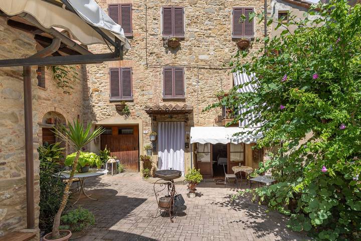 Casa Vacanze 'Piccola Corte' con Wi-Fi in Chianni, Costa degli Etruschi