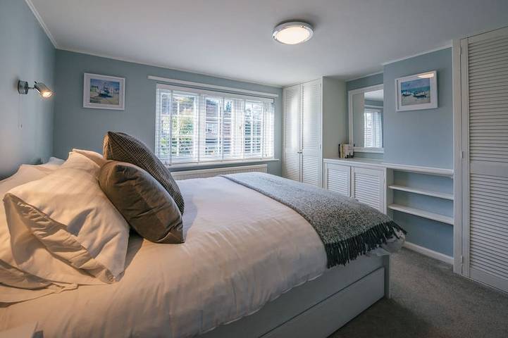 Charmantes 2-Zimmer-Ferienhaus in Lymington, ganz in der Nähe der Stadt, des Yachthafens und von Spaziergängen am Meer in Lymington, Hampshire