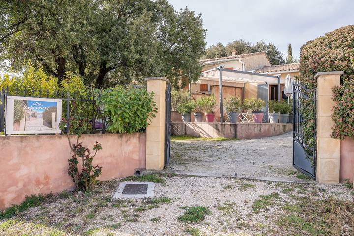 Appartamento intero, Appartamento 'Villa Les Lauriers' con terrazza condivisa, Wi-Fi e aria condizionata in Lioux, Parco naturale regionale del Luberon