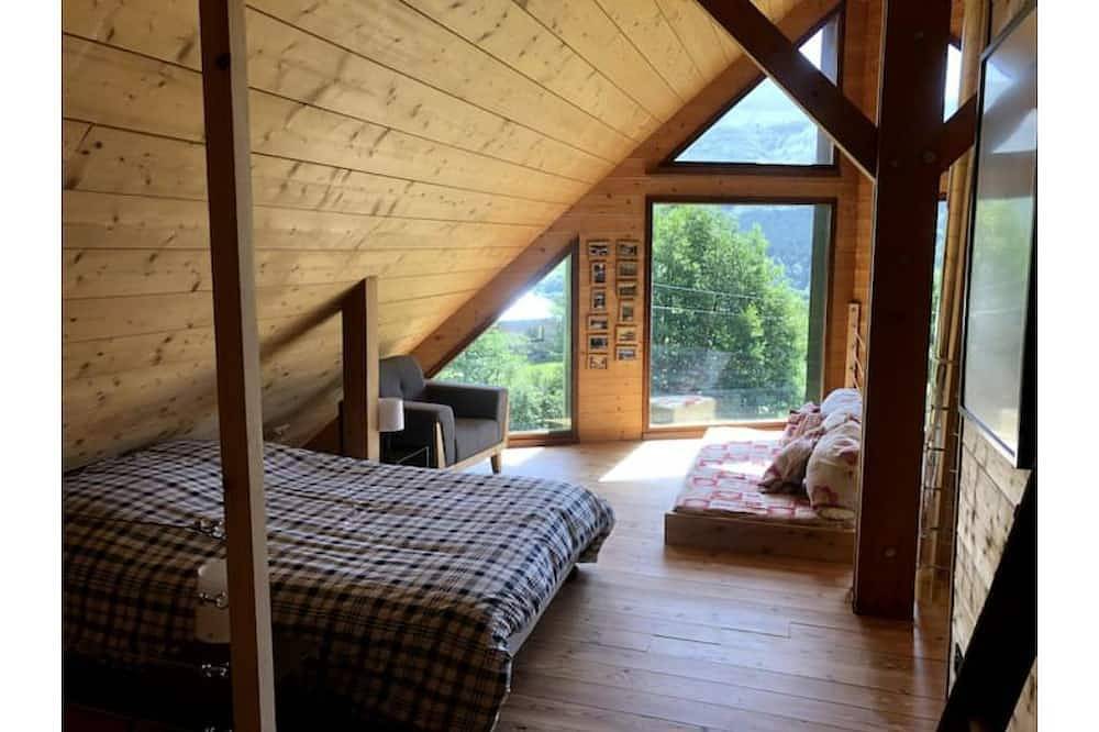 Joli Chalet Face au Plomb du Cantal in Saint-Jacques-des-Blats, Aurillac region