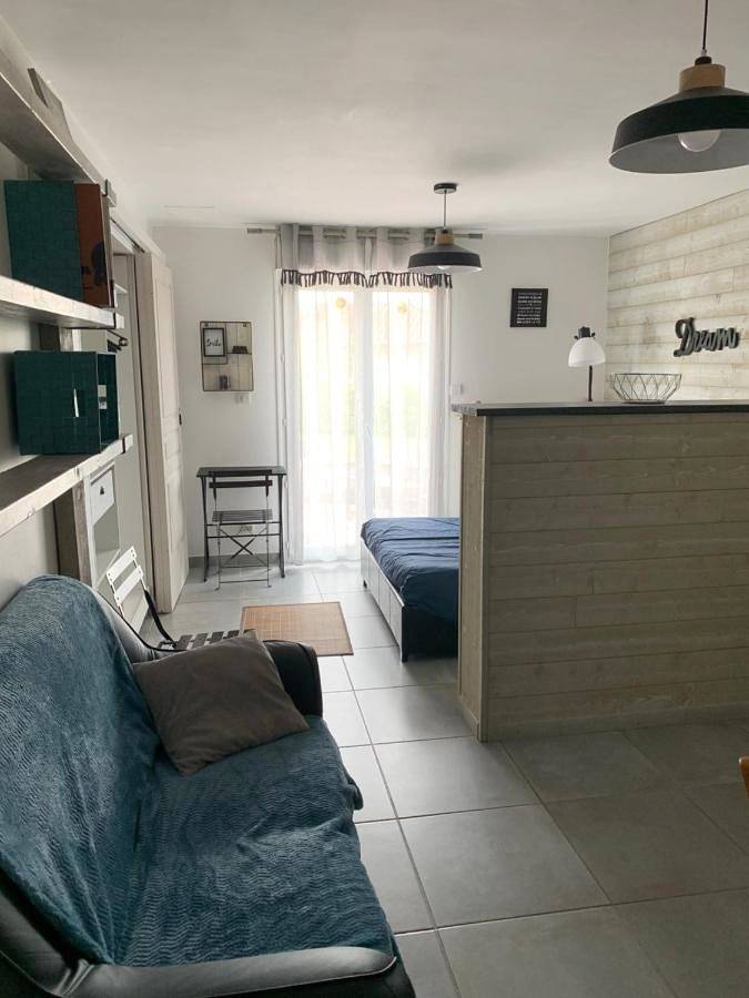 Gîte pour 2 personnes, avec Terrasse ainsi que Jardin et Piscine dans Étrez