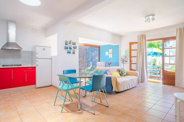 Entire apartment, Vacation Home "Villa Jupe" with Terraces, Garden, Ocean/Mountain Views & Wi-Fi in Tías, Lanzarote